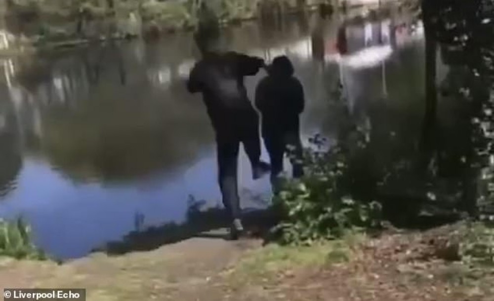 FOTO // Bătrân de 74 de ani, împins în apele îngheţate ale unui râu de un grup de adolescenţi